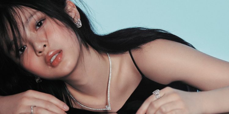 뉴진스 하니, 엎드린 채 도발 포즈…몽환 눈빛까지 반전 매력