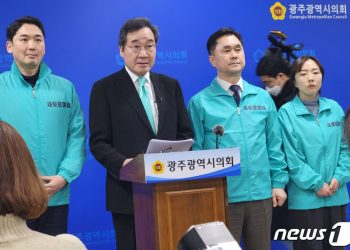 이낙연, 광주서 총선 출마 선언…”자랑스럽던 민주당 없어졌다”