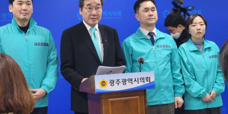 이낙연, 광주서 총선 출마 선언…”자랑스럽던 민주당 없어졌다”