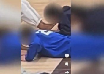 바닥 엎드려 발가락 핥는 아이들…美고교 모금 행사 성학대 논란[영상]