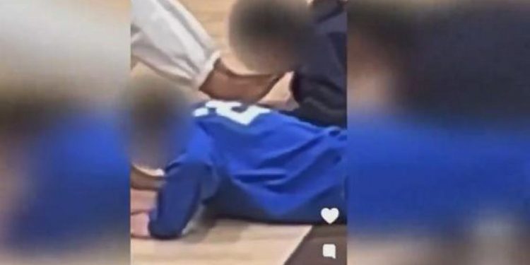 바닥 엎드려 발가락 핥는 아이들…美고교 모금 행사 성학대 논란[영상]