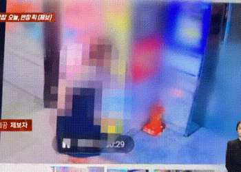 헐레벌떡 뛰어와 승강기 앞 노상방뇨한 여성…사람 내리자 후다닥 도주[영상]