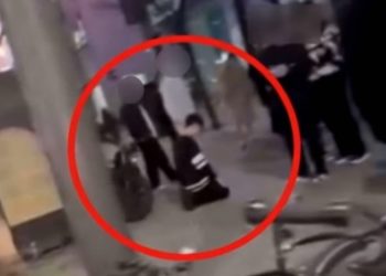 뭘 그리 잘못했길래…강남 한복판서 클럽 직원 무릎 꿇린 방송출연 변호사