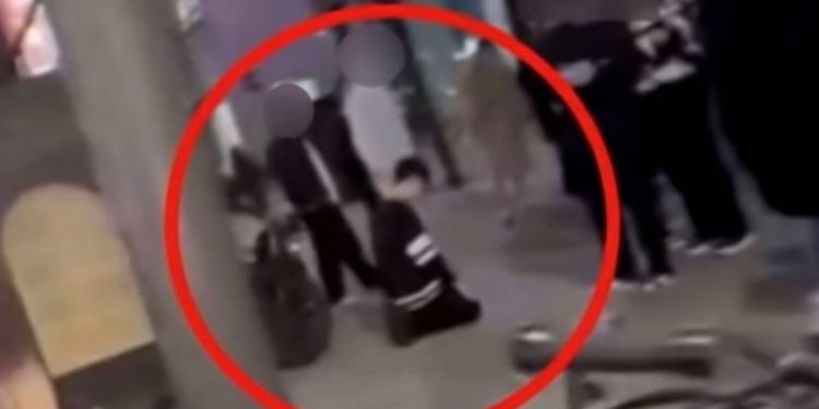 뭘 그리 잘못했길래…강남 한복판서 클럽 직원 무릎 꿇린 방송출연 변호사