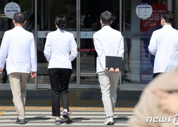 “가슴 만질 실습생 늘면 女환자가 감당하겠냐” 유명 성형의사 글 논란