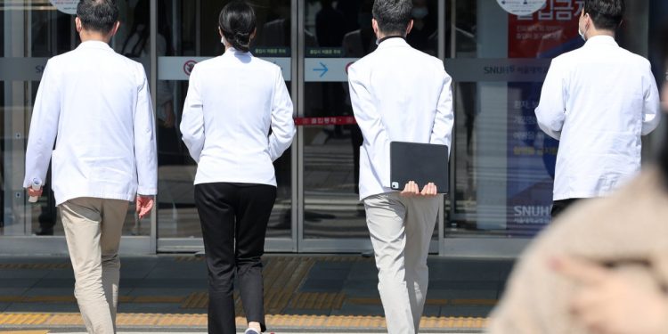 “가슴 만질 실습생 늘면 女환자가 감당하겠냐” 유명 성형의사 글 논란