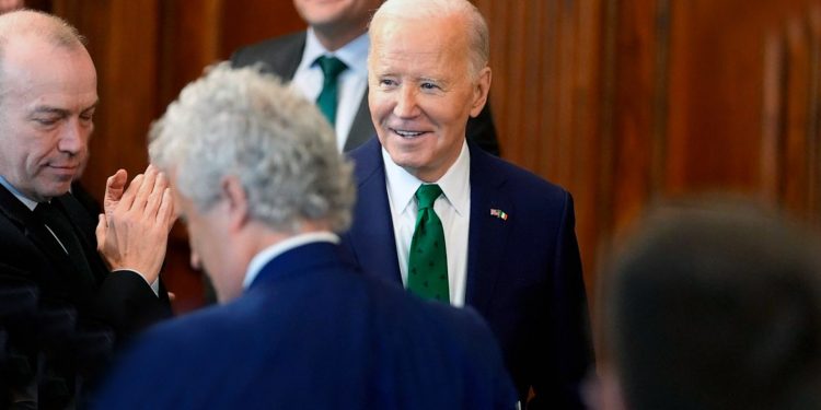 ‘지지율 뒤져도 내가 더 돈 많아’…바이든 지난달 706억원 모금