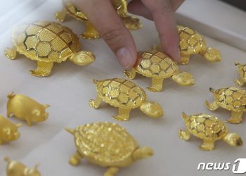 연준 금리인하 3회 유지에 금값도 사상최고…2200달러 돌파