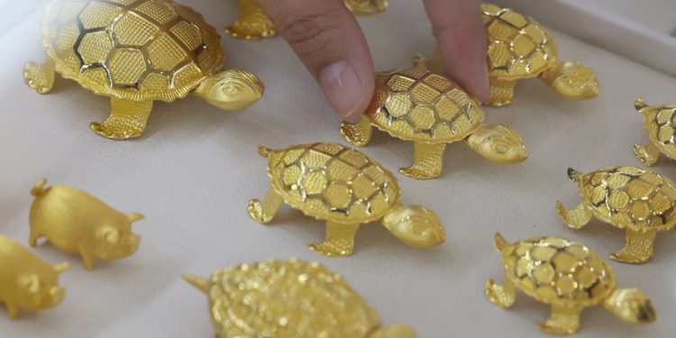 연준 금리인하 3회 유지에 금값도 사상최고…2200달러 돌파