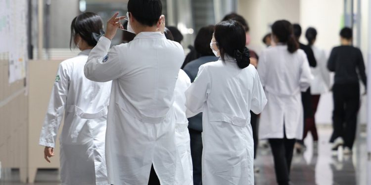 전국 의대 집단 사직 ‘현실화’…의·정 이견에 환자 불안 증가