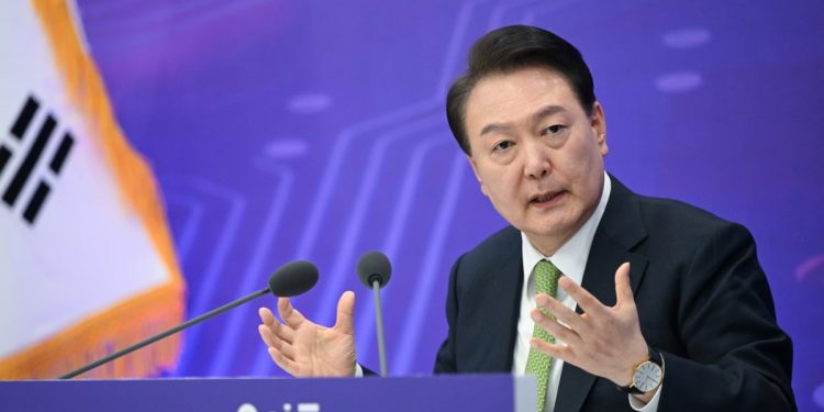 尹 물러섰으나…의료계 ‘2000명 증원’ 철회 고수에 대화 난항