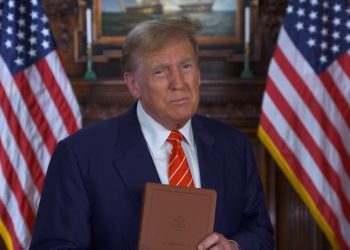 트럼프, 리 그린우드와 ‘갓 블레스 더 유에스에이’ 성경 판촉