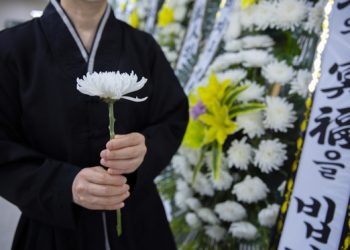 “엄마 장례식장서 ‘저 남자 소개해줘’ 떼쓴 절친, 남친도 있는데…손절할까요?”