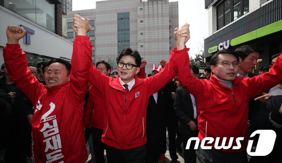 한동훈 “국회 세종 이전” 띄우며 인천행…이재명, 충주 찾아 “기만행위”