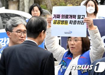 “의료개혁 논의” vs “尹 결자해지”…의료공백 첫 환자 사망