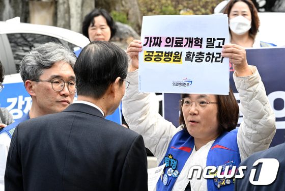 “의료개혁 논의” vs “尹 결자해지”…의료공백 첫 환자 사망