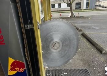 1초만 늦었어도…편의점 문 닫는 순간 1m 대형 톱날 날아와 꽂혔다[CCTV 영상]