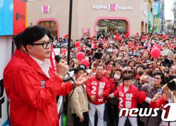 한동훈, “개XX” 욕설 시민 만류 경찰에 “괜찮다. 얘기하라 하세요”