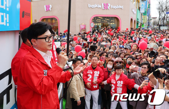 한동훈, “개XX” 욕설 시민 만류 경찰에 “괜찮다. 얘기하라 하세요”