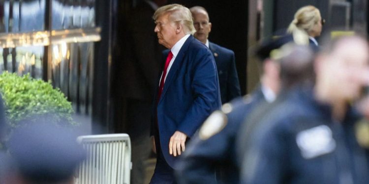 트럼프 ‘성추문 입막음’ 재판연기 불발…예정대로 15일 개시