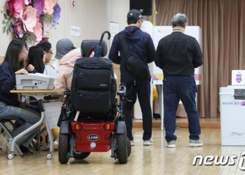 생애 첫 투표부터 구순 노인까지…만삭 임산부도 ‘한 표’