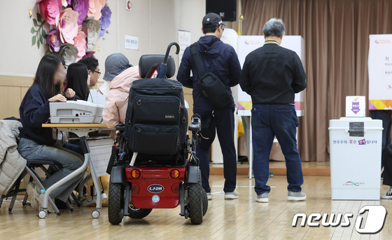 생애 첫 투표부터 구순 노인까지…만삭 임산부도 ‘한 표’
