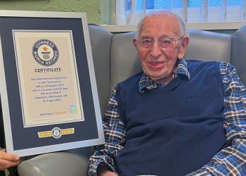 111세 세계 최고령 남성 “장수 원하면 너무 먹지도 너무 걷지도 마라”