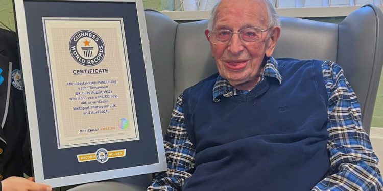 111세 세계 최고령 남성 “장수 원하면 너무 먹지도 너무 걷지도 마라”