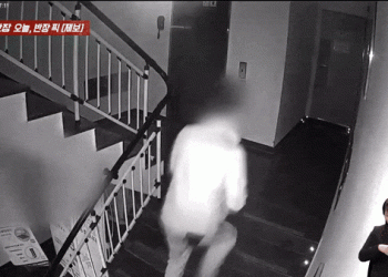 “너무 급해서” 비번 누르고 여자 화장실 간 남성…상습범이었다[CCTV 영상]