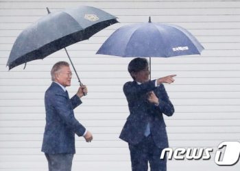 조국혁신당 당선인 12명 방문에…정장차림 文 전대통령 우산쓰고 마중