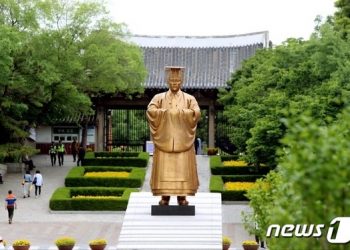 ‘역사 왜곡·친일 미화 논란’ 대구 순종 황제 동상 11년 만에 철거