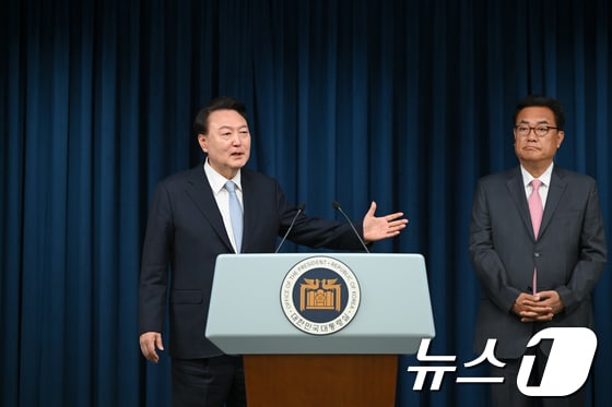 尹, 정진석 실장·홍철호 정무 임명…정치 복원, 소통 의지