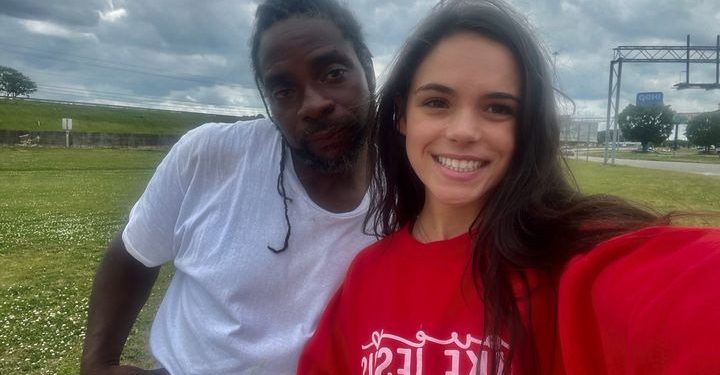 앨라배마 여성 틱토커, 홈리스 화가 도운 선행 화제