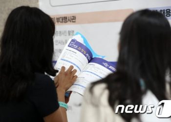 출근한 아내 대신 집안일 ‘전업주부 남편’ 20만명 첫 돌파