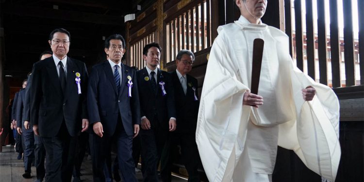 다카이치 日경안상 야스쿠니 참배…오전엔 국회의원 94명 집단참배