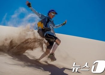 35도 폭염 속 아프리카 250㎞ 사막 마라톤 도전하는 청년들