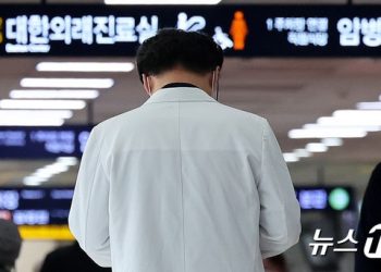 20여개 의대 교수들 ‘주 1회 휴진’ 결의…”살기 위해 정한 것”