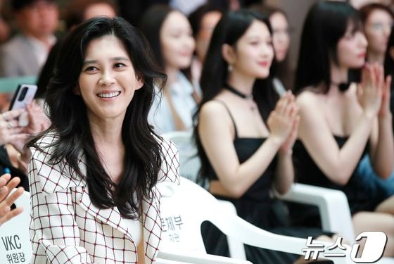 이부진의 K-미소, 인천공항 온 외국 관광객 사로잡았다