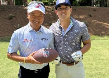 최경주, NFL 구영회와 프로암 동반 라운드…사인도 주고 받아