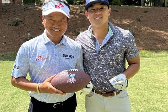 최경주, NFL 구영회와 프로암 동반 라운드…사인도 주고 받아