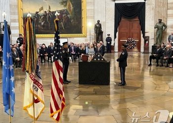 美의회, ‘한국전 영웅’ 故 퍼켓 대령 추모행사…한국계 미군 찬송가 불러