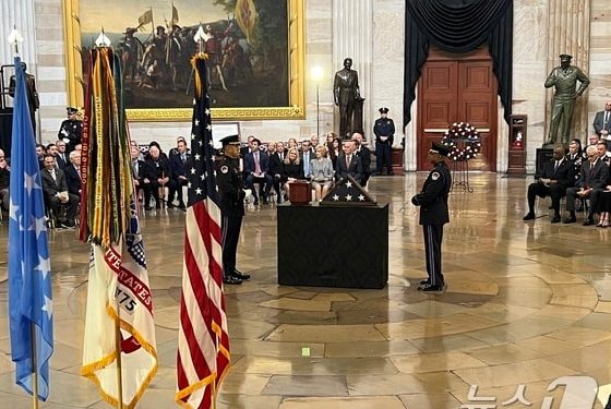 美의회, ‘한국전 영웅’ 故 퍼켓 대령 추모행사…한국계 미군 찬송가 불러