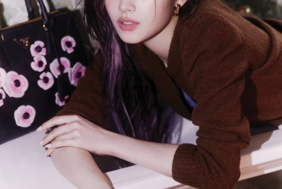 트와이스 사나, 피아노 위에서 뽐낸 복근…과감 포즈