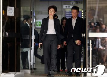 “21억 빼돌려 주택보증금·카드대금 사용”…노소영 비서 구속 기소