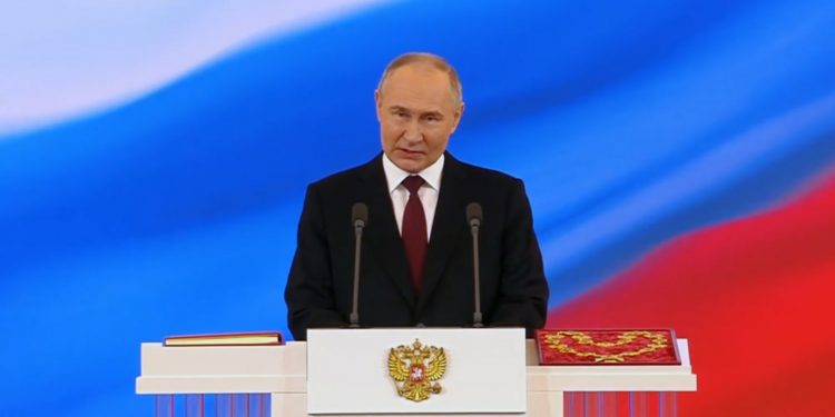 ‘종신집권 초석’ 푸틴 5번째 취임식…”러시아 이끄는 건 신성한 의무”