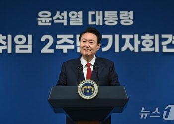 윤 대통령 “제 아내 처신 사과”…사전 독회 때 없던 발언 ‘진심’ 드러내