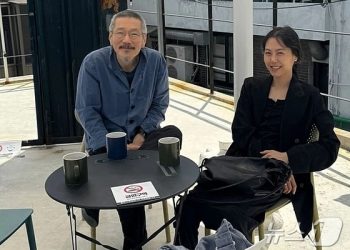 머리 희끗한 모습으로 ‘활짝’…’9년째 불륜’ 홍상수♥김민희 깜짝 근황