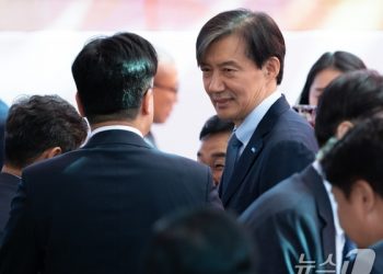 윤 대통령 “반갑습니다” 손 내밀자…조국, 말 없이 악수만