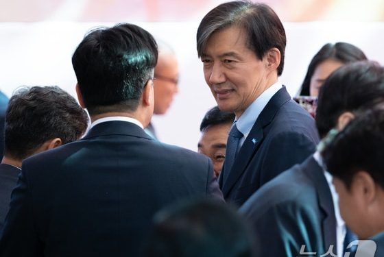 윤 대통령 “반갑습니다” 손 내밀자…조국, 말 없이 악수만