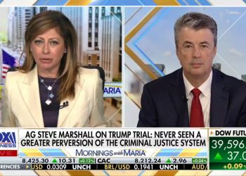 마샬 법무장관, 트럼프 형사재판 법원에서 모습 드러내